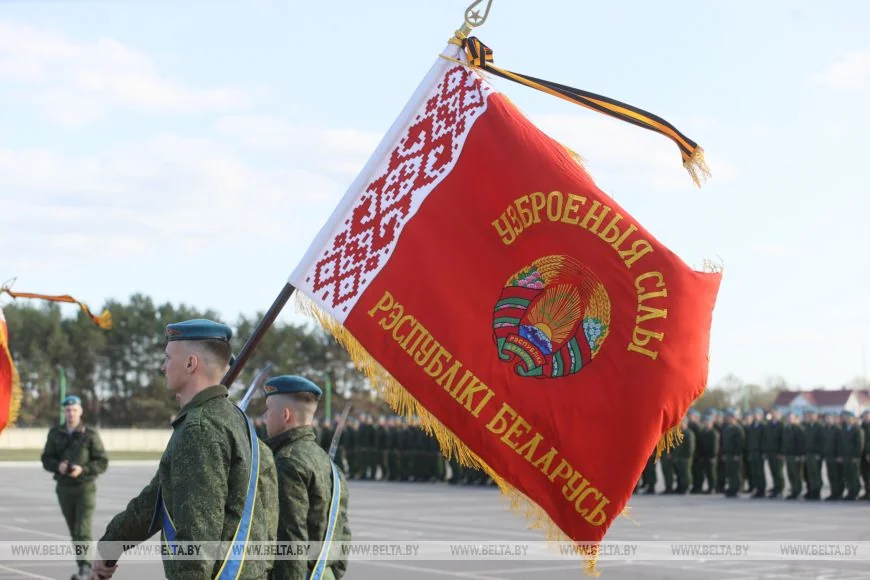 Торжественное прощание на плацу: брестские десантники завершили срочную службу