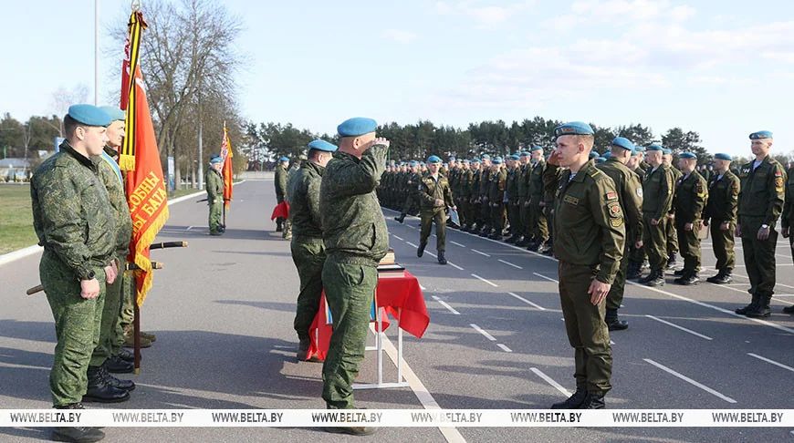 Торжественное прощание на плацу: брестские десантники завершили срочную службу