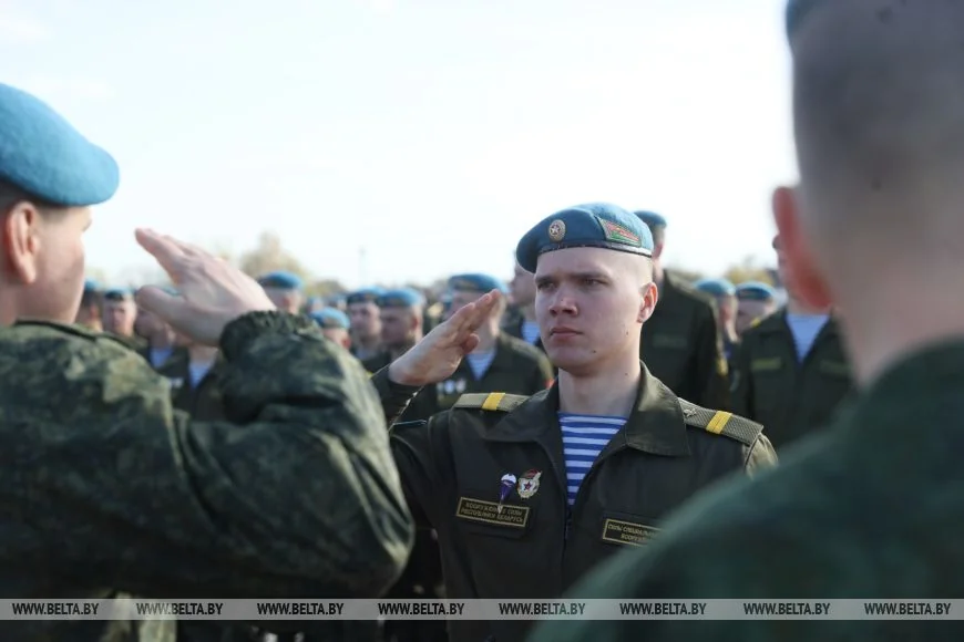 Торжественное прощание на плацу: брестские десантники завершили срочную службу