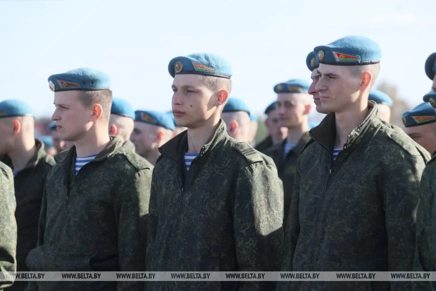 Торжественное прощание на плацу: брестские десантники завершили срочную службу
