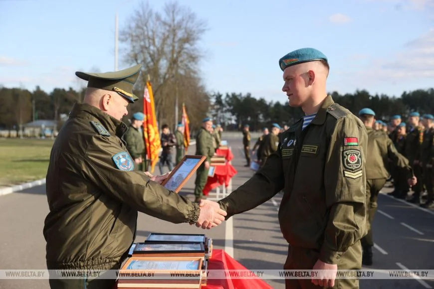 Торжественное прощание на плацу: брестские десантники завершили срочную службу