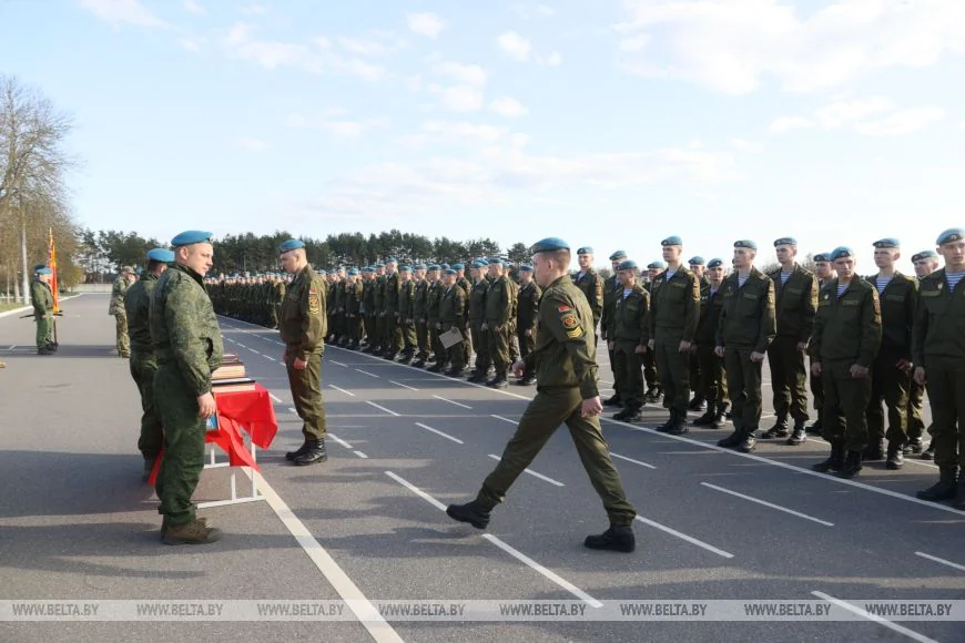 Торжественное прощание на плацу: брестские десантники завершили срочную службу