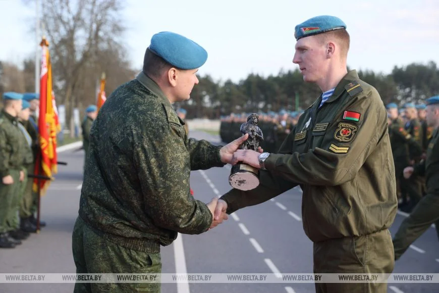 Торжественное прощание на плацу: брестские десантники завершили срочную службу