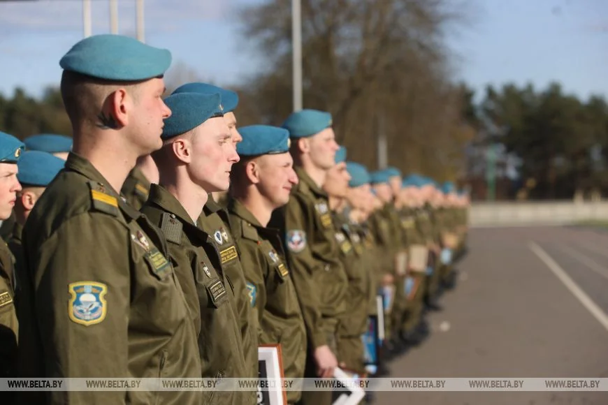 Торжественное прощание на плацу: брестские десантники завершили срочную службу