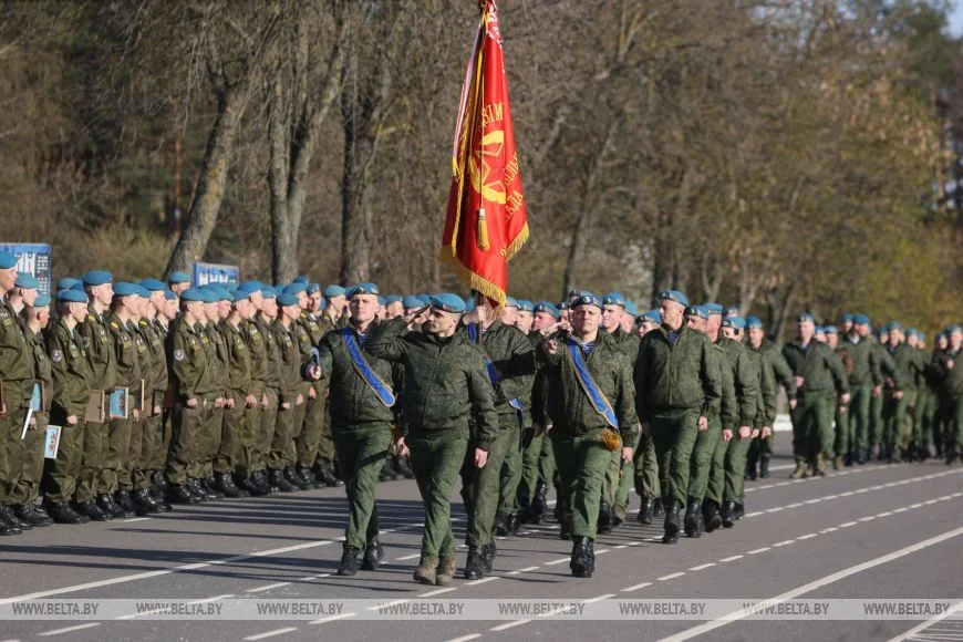 Торжественное прощание на плацу: брестские десантники завершили срочную службу