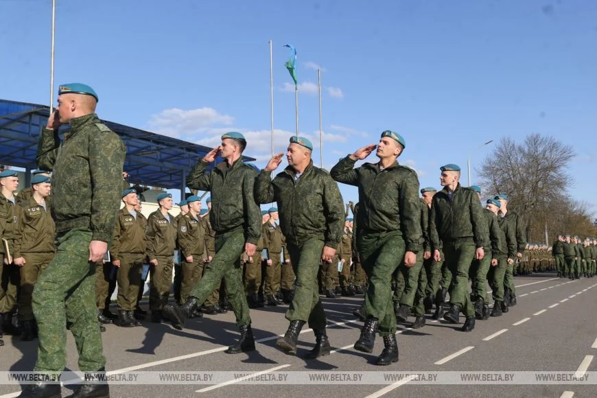 Торжественное прощание на плацу: брестские десантники завершили срочную службу