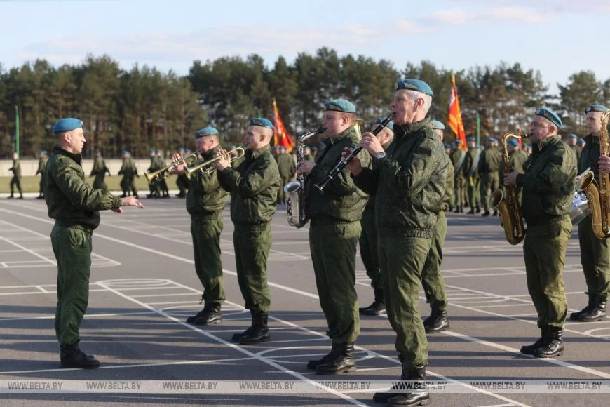 Торжественное прощание на плацу: брестские десантники завершили срочную службу