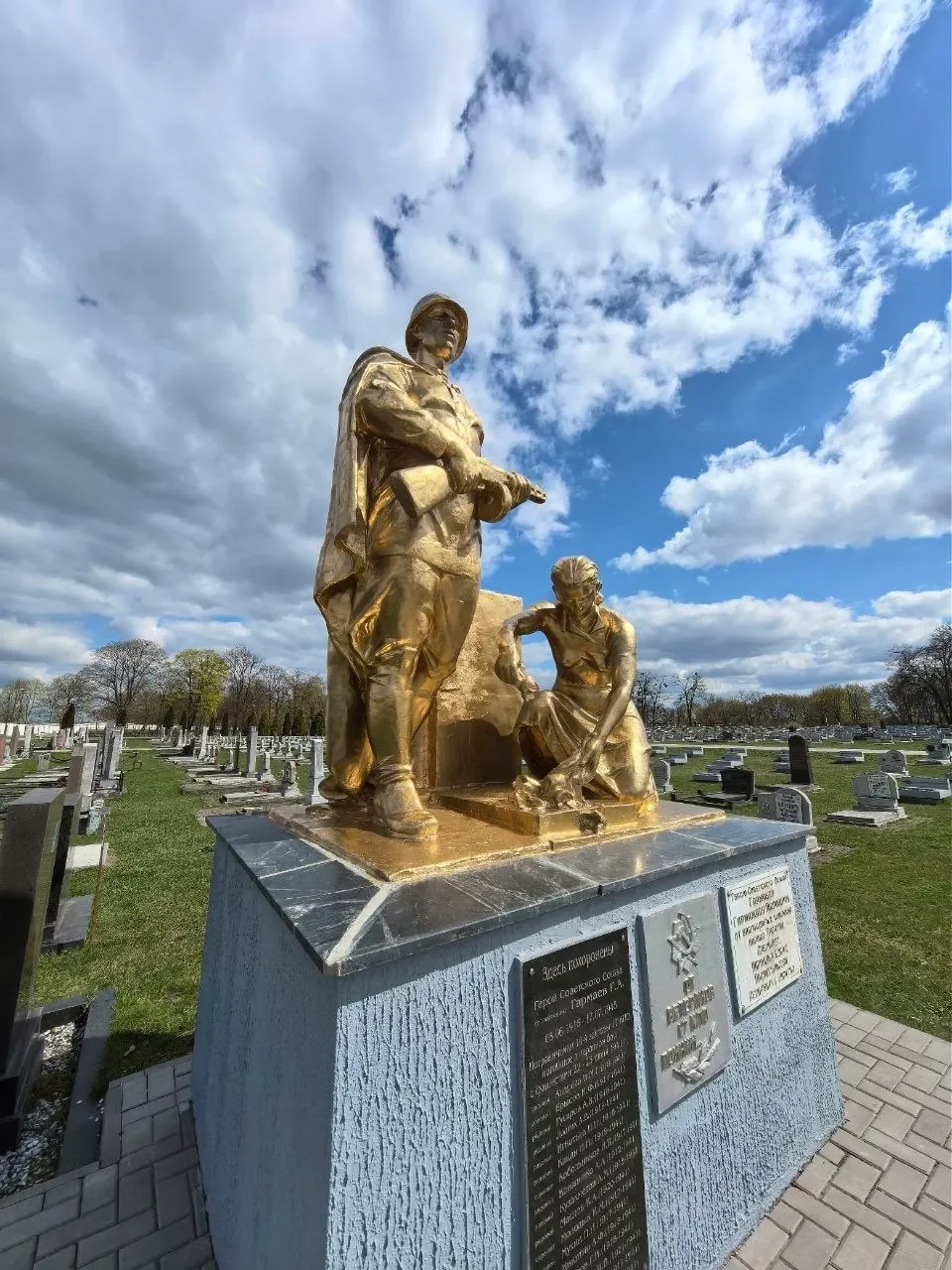 В Бресте обновили памятники на Гарнизонном кладбище