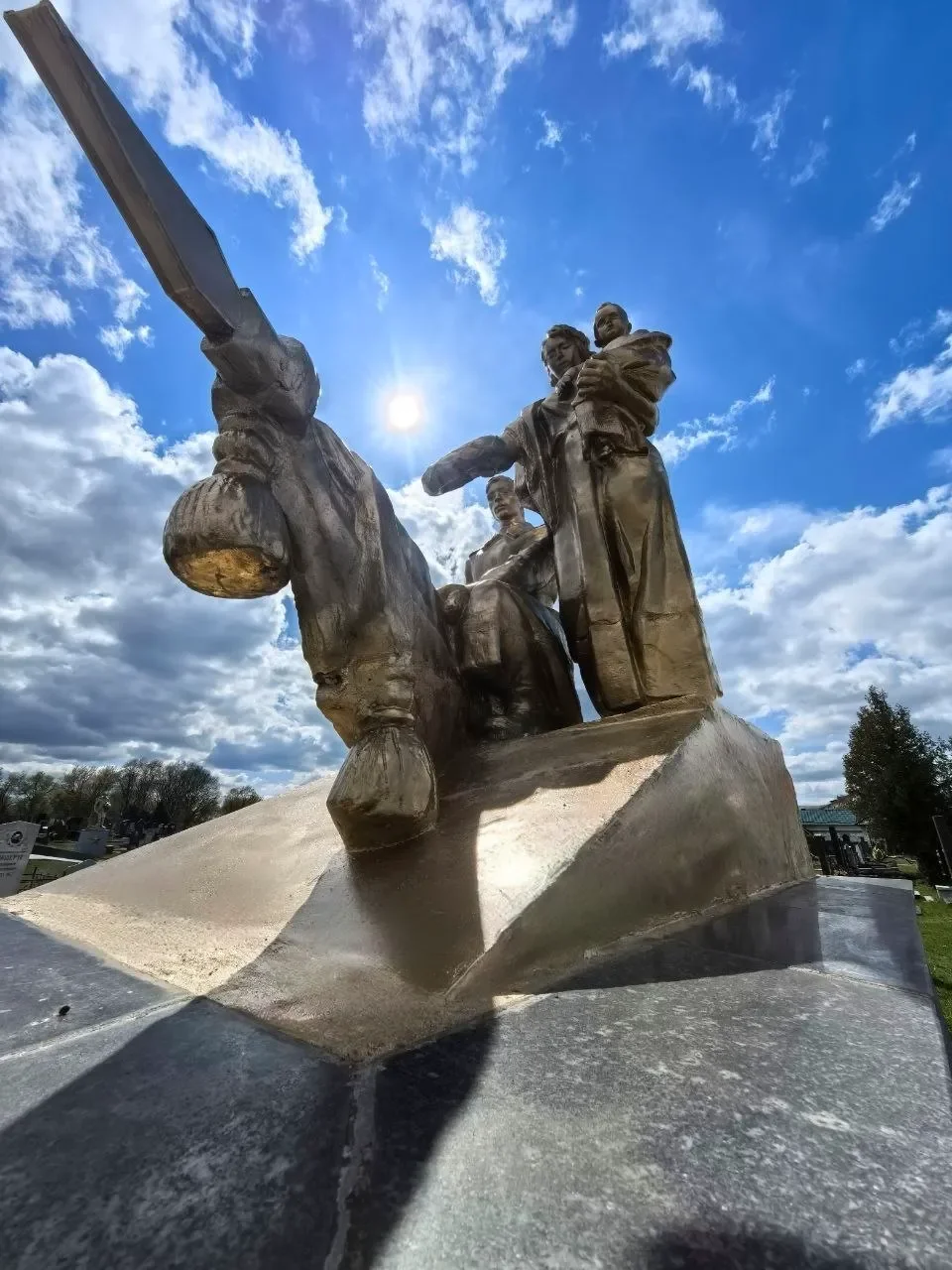 В Бресте обновили памятники на Гарнизонном кладбище