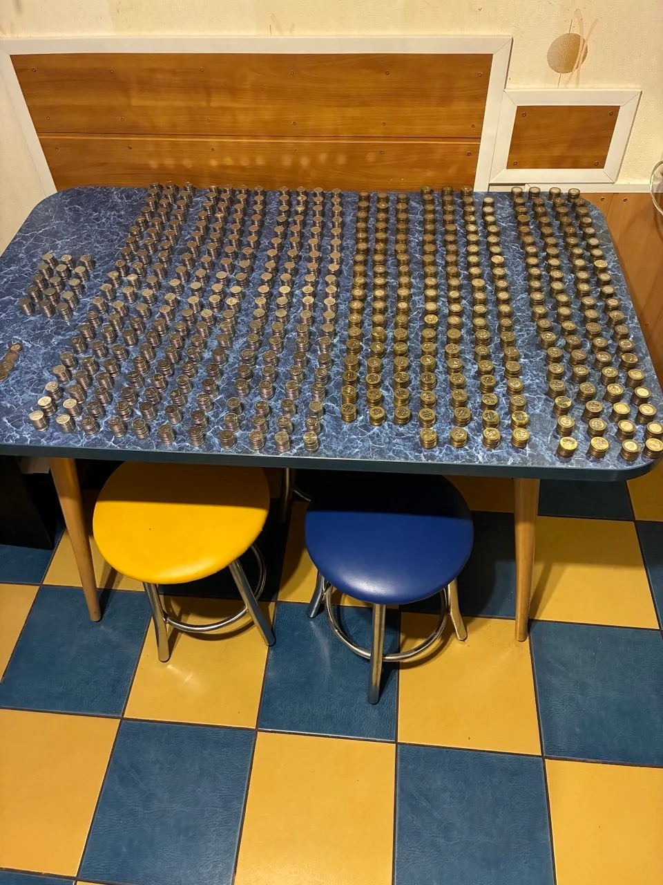 Белорус год копил монеты по 1 и 2 рубля — пришел в банк с 26 кг мелочи. Сколько насчитали?