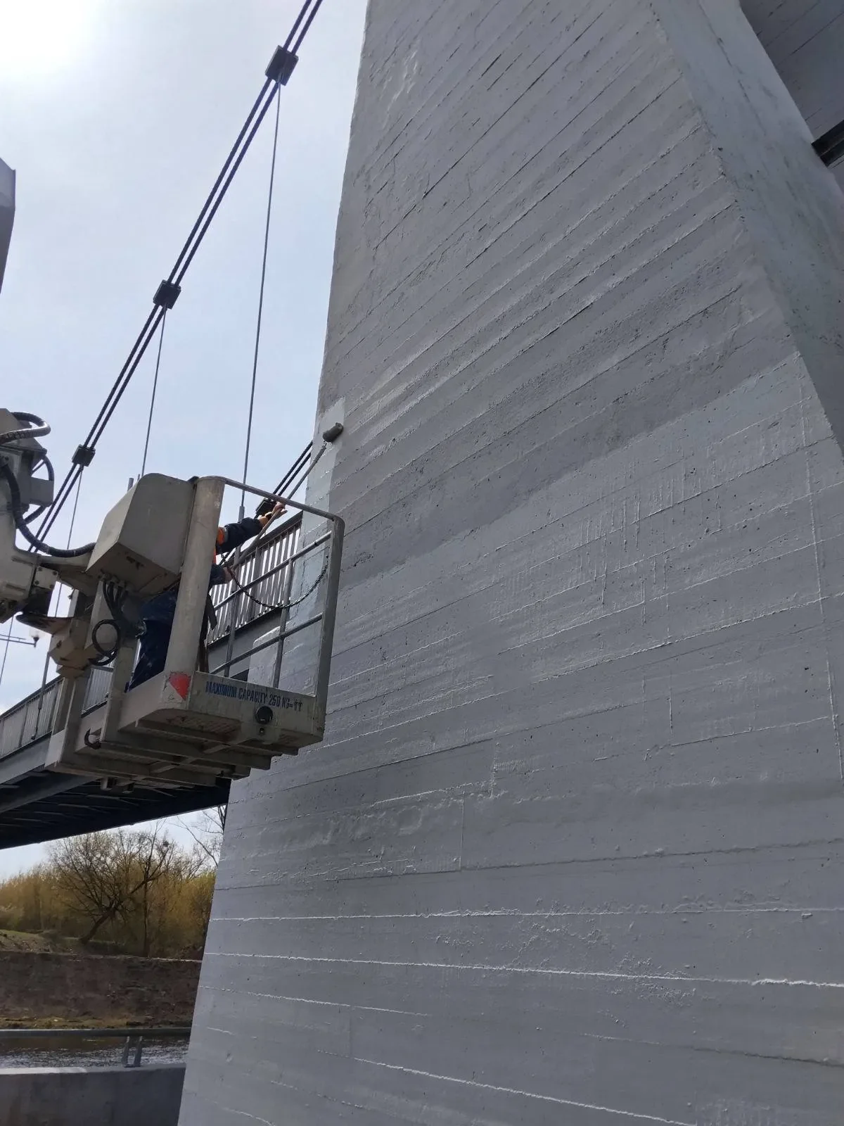 В Брестской крепости чистят обводной канал и приводят в порядок подвесной мост