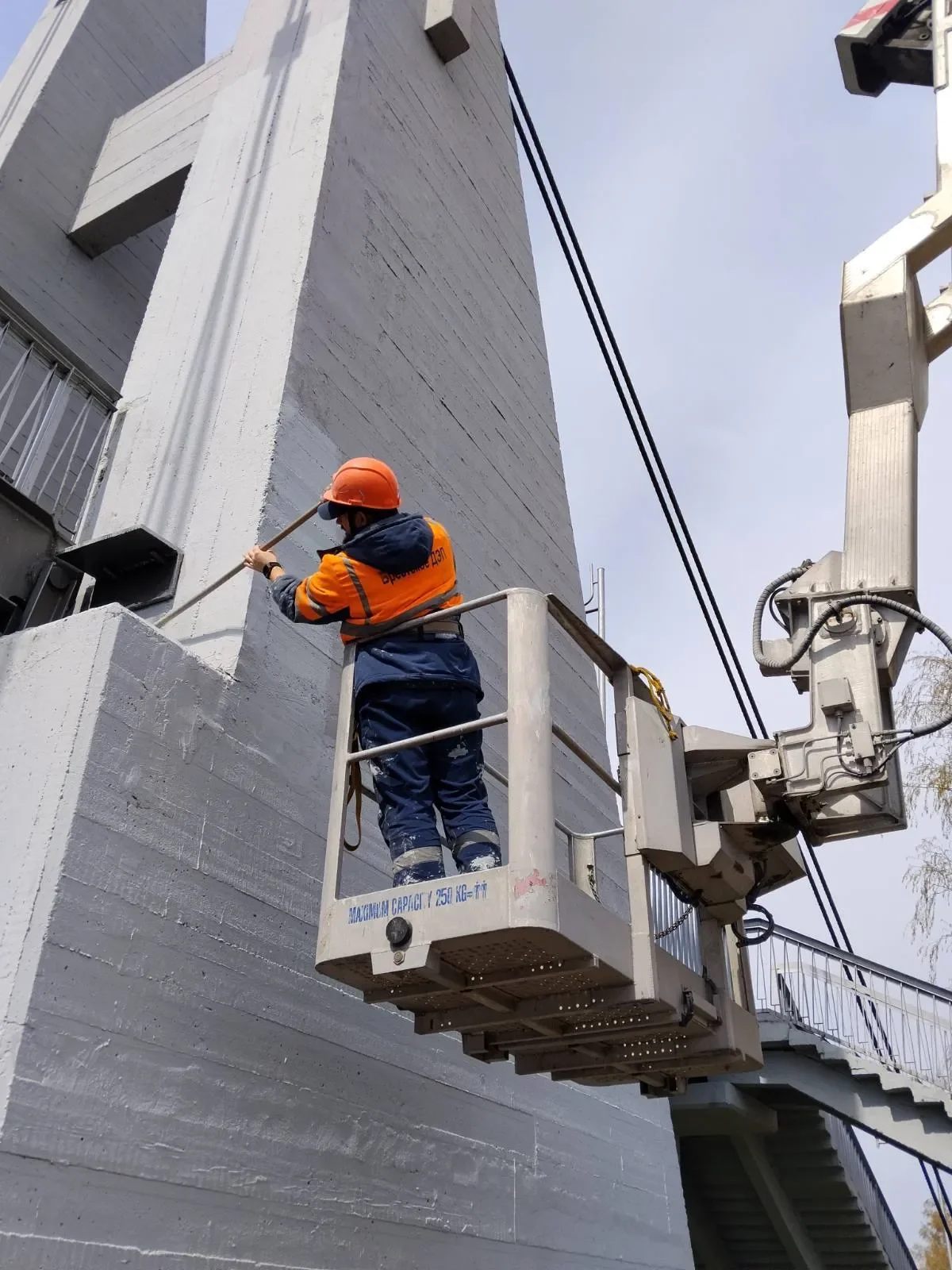 В Брестской крепости чистят обводной канал и приводят в порядок подвесной мост