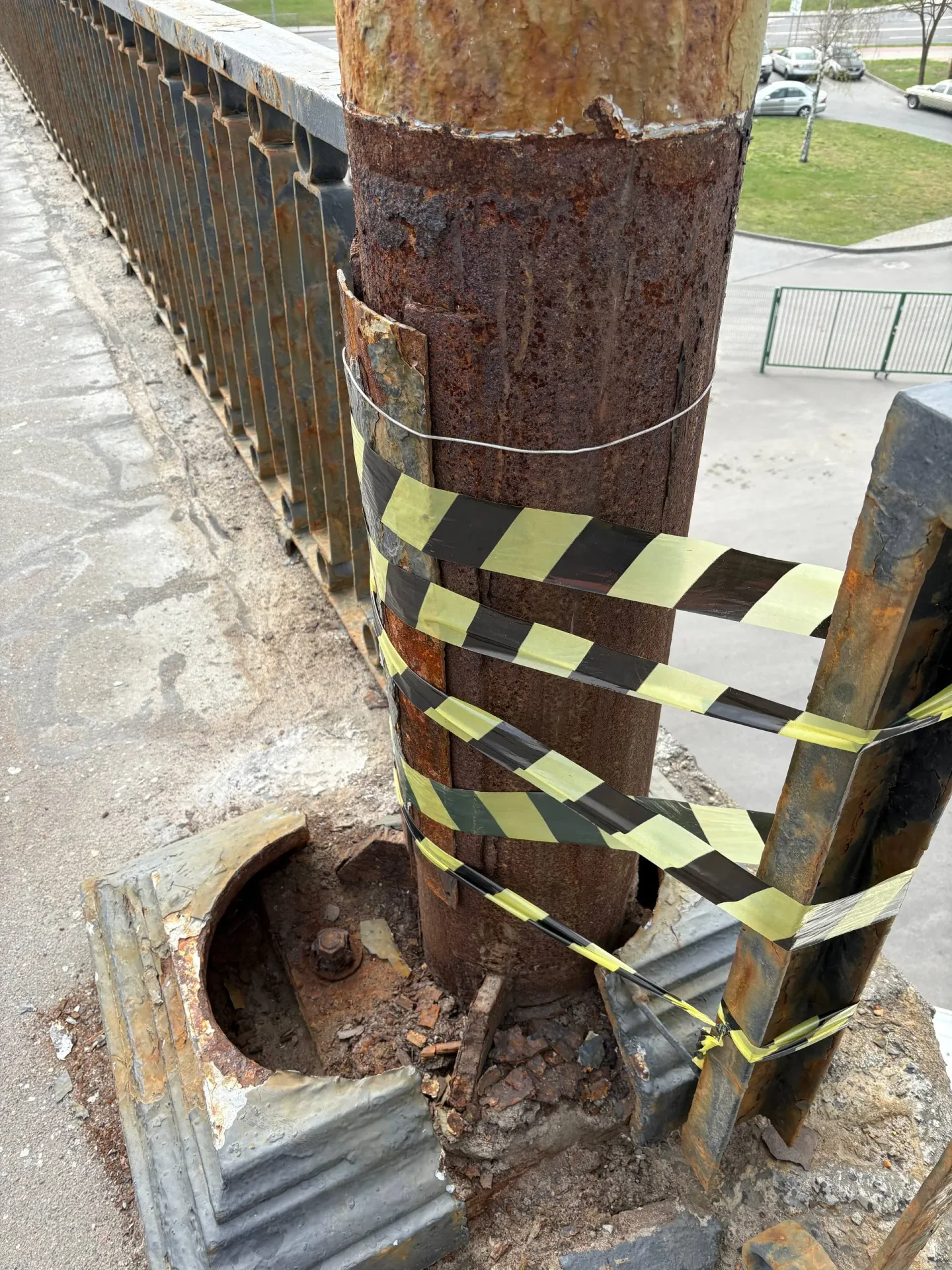 На путепроводе по ул. Ленина в Бресте демонтируют старые осветительные опоры