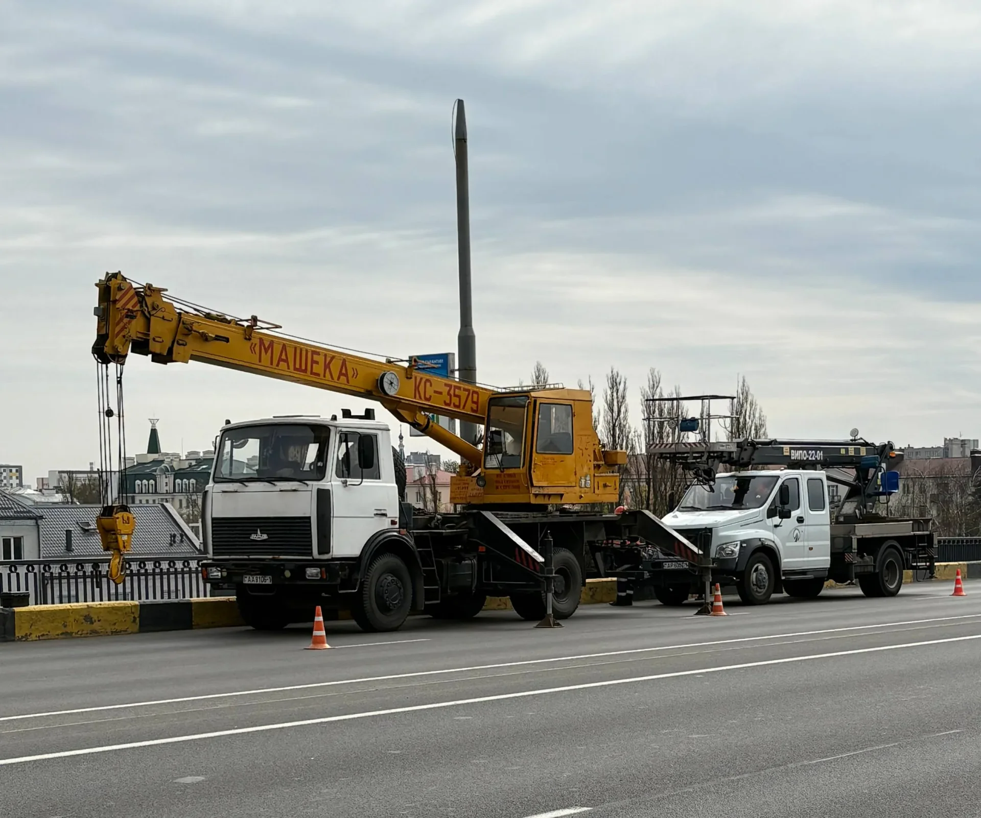 На путепроводе по ул. Ленина в Бресте демонтируют старые осветительные опоры