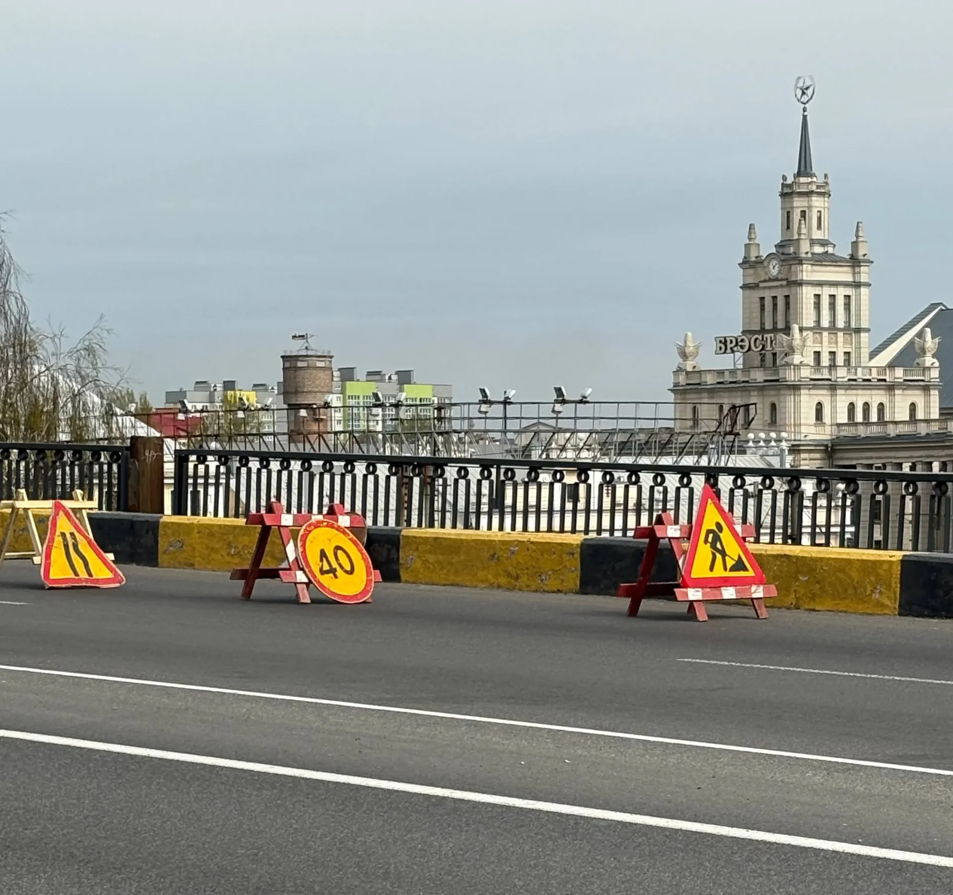 На путепроводе по ул. Ленина в Бресте демонтируют старые осветительные опоры