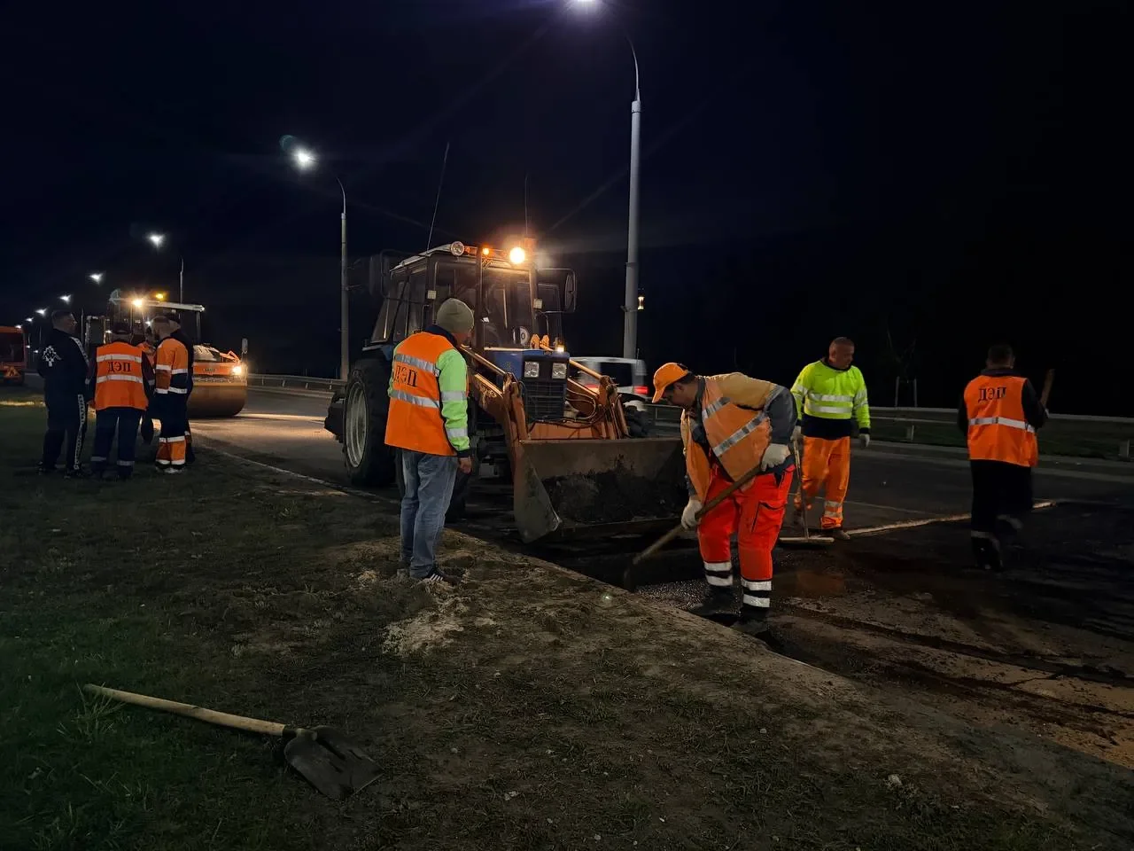 Пока Брест спит: на Варшавском шоссе ночью укладывают асфальт