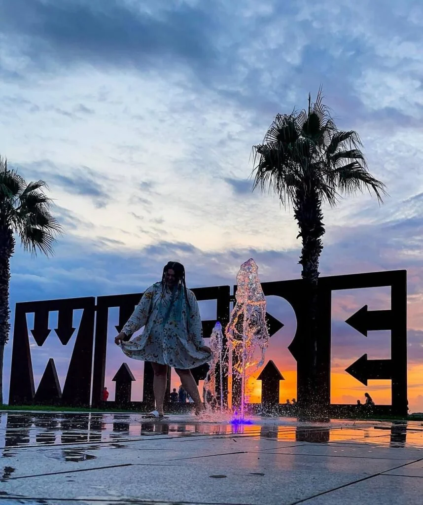 Надувает шары — и объезжает мир. Как девушка из Беларуси побывала в 36 странах