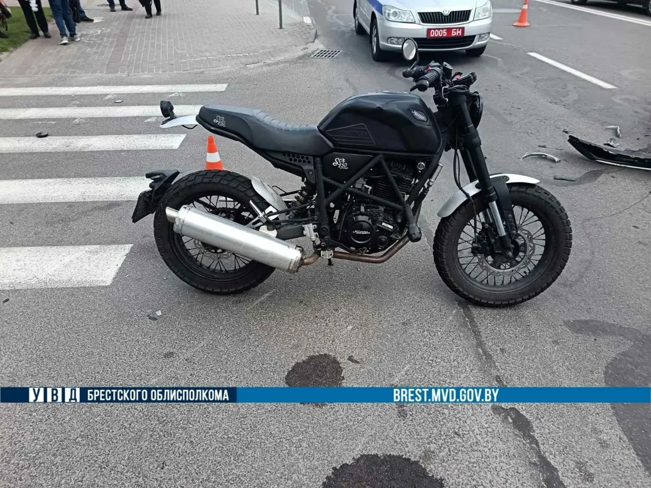 В Пинске мотоциклист попал в больницу после встречи с такси