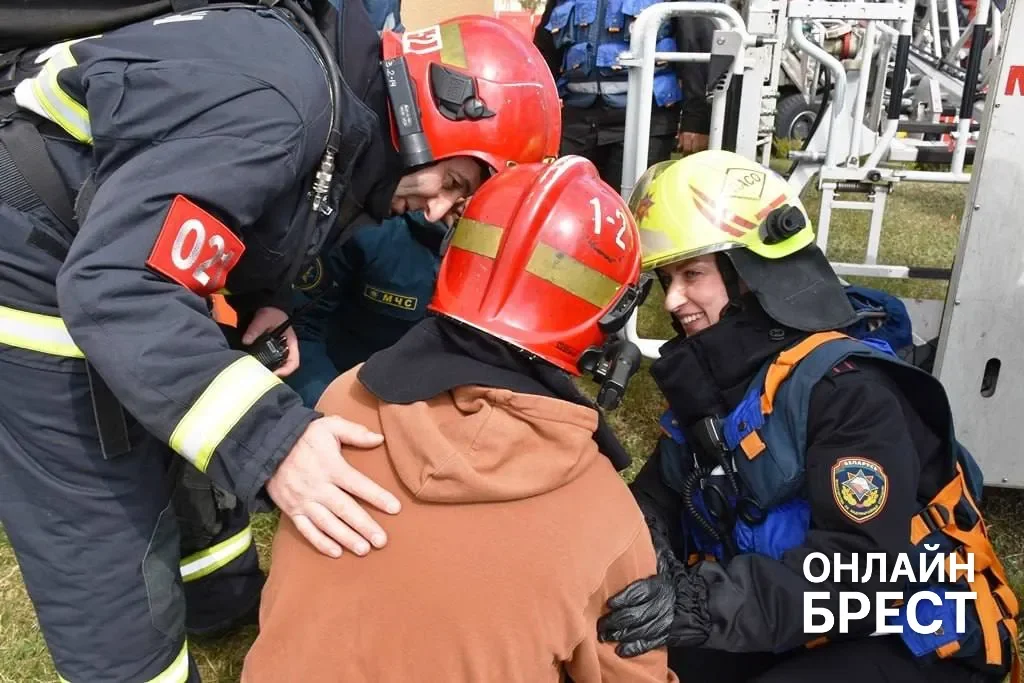 Пожар на 9-м этаже и взрыв в подвале: спасатели провели учения в Бресте