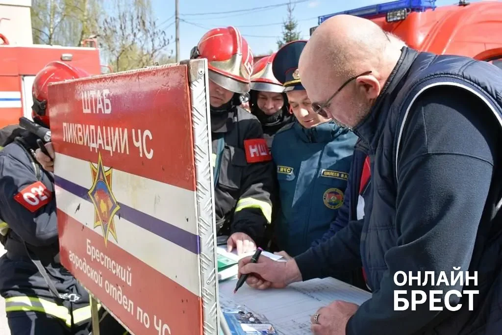 Пожар на 9-м этаже и взрыв в подвале: спасатели провели учения в Бресте