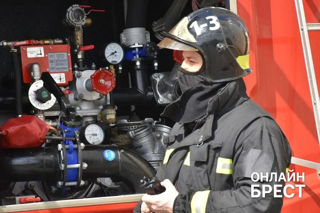 Пожар на 9-м этаже и взрыв в подвале: спасатели провели учения в Бресте