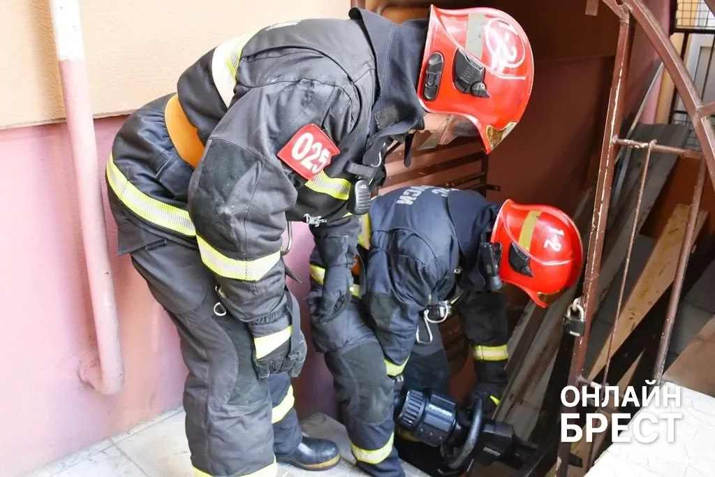 Пожар на 9-м этаже и взрыв в подвале: спасатели провели учения в Бресте