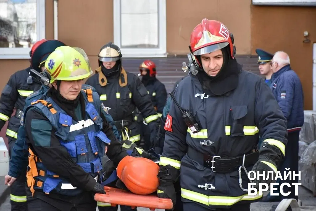 Пожар на 9-м этаже и взрыв в подвале: спасатели провели учения в Бресте