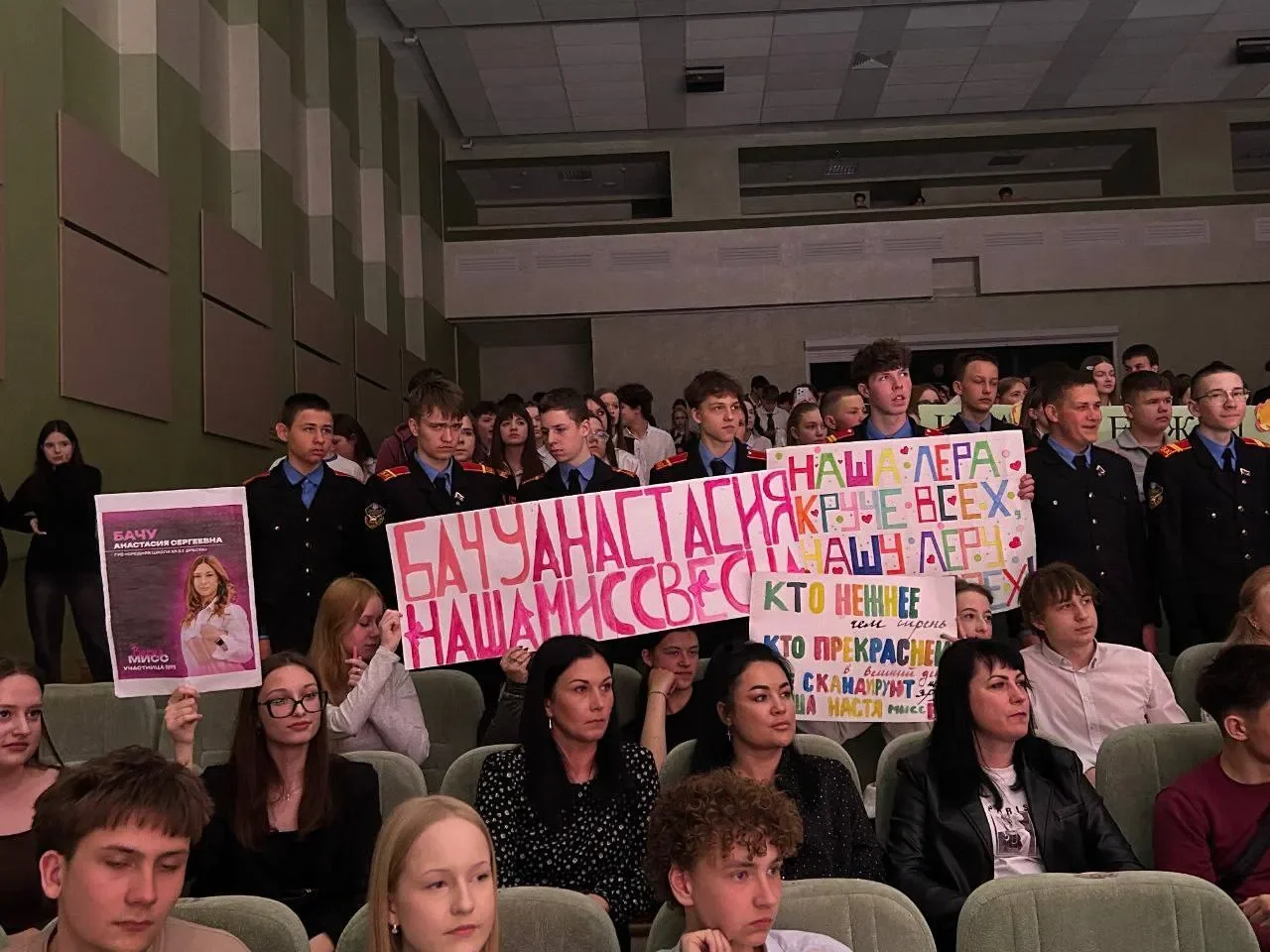 10 школьниц боролись за титул «Мисс Весна» в Бресте — вот кто победил