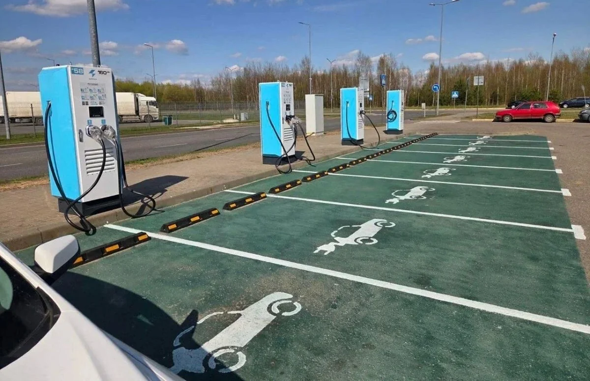 В Брестской области на трассе М1 появились быстрые зарядки для электрокаров — где именно