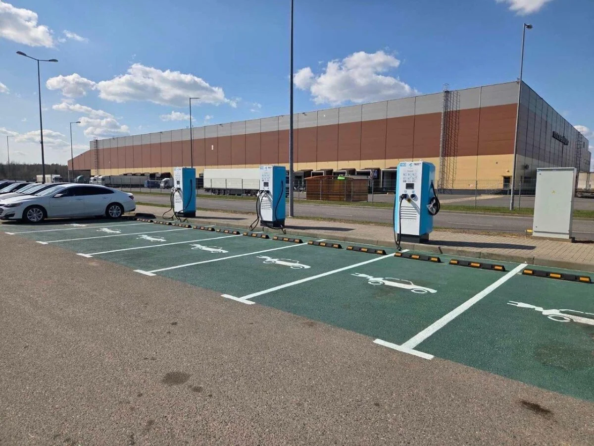 В Брестской области на трассе М1 появились быстрые зарядки для электрокаров — где именно