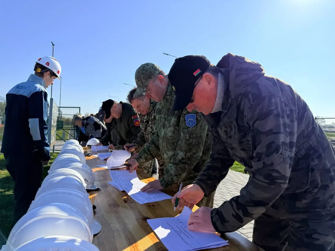 Брестчан вышли на республиканский субботник — фоторепортаж