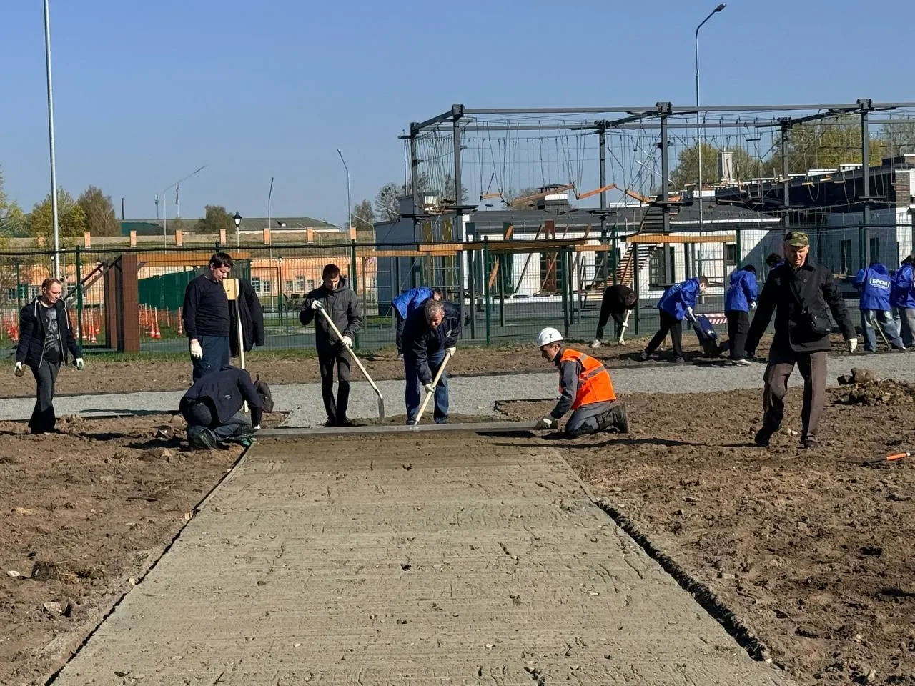 Брестчан вышли на республиканский субботник — фоторепортаж