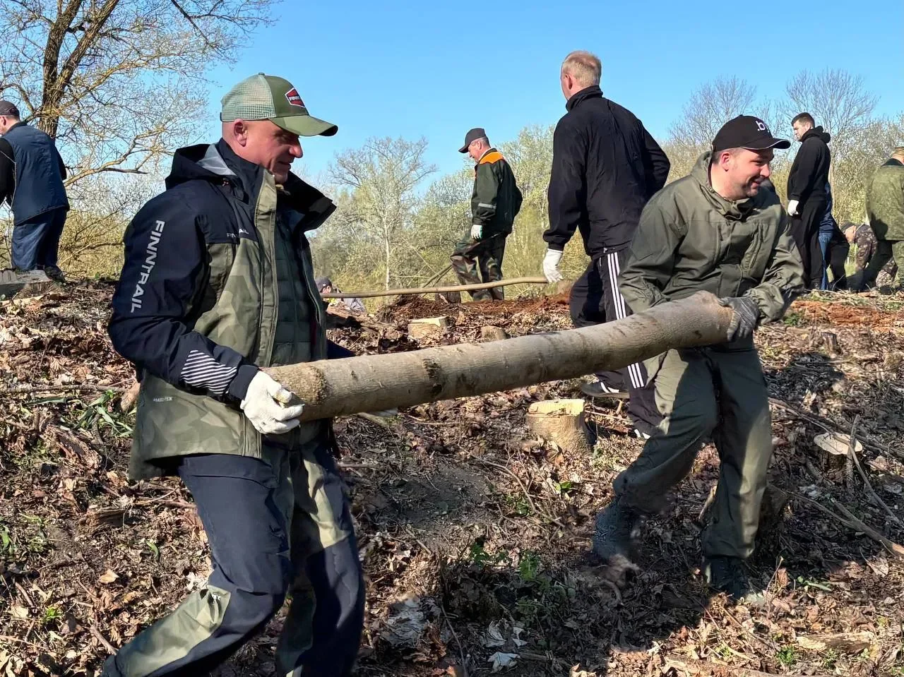 Брестчан вышли на республиканский субботник — фоторепортаж