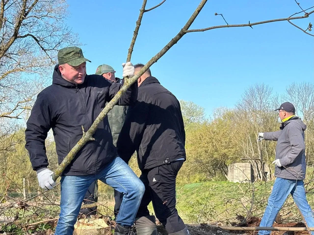 Брестчан вышли на республиканский субботник — фоторепортаж