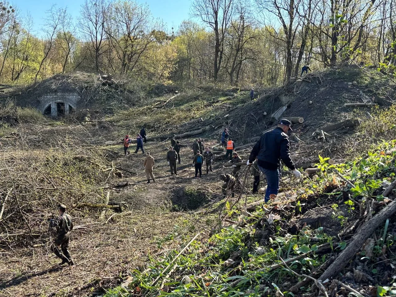 Брестчан вышли на республиканский субботник — фоторепортаж