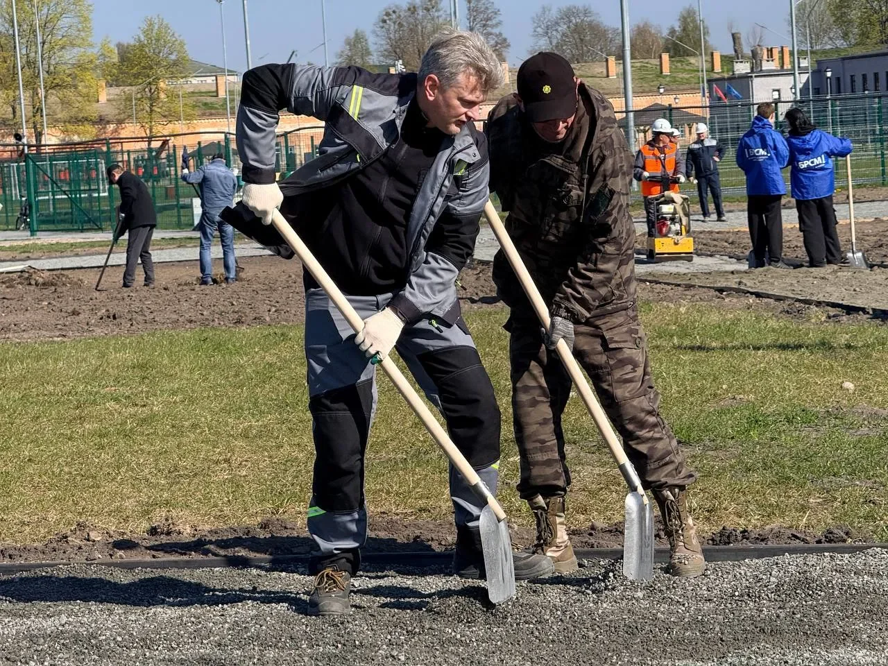 Брестчан вышли на республиканский субботник — фоторепортаж