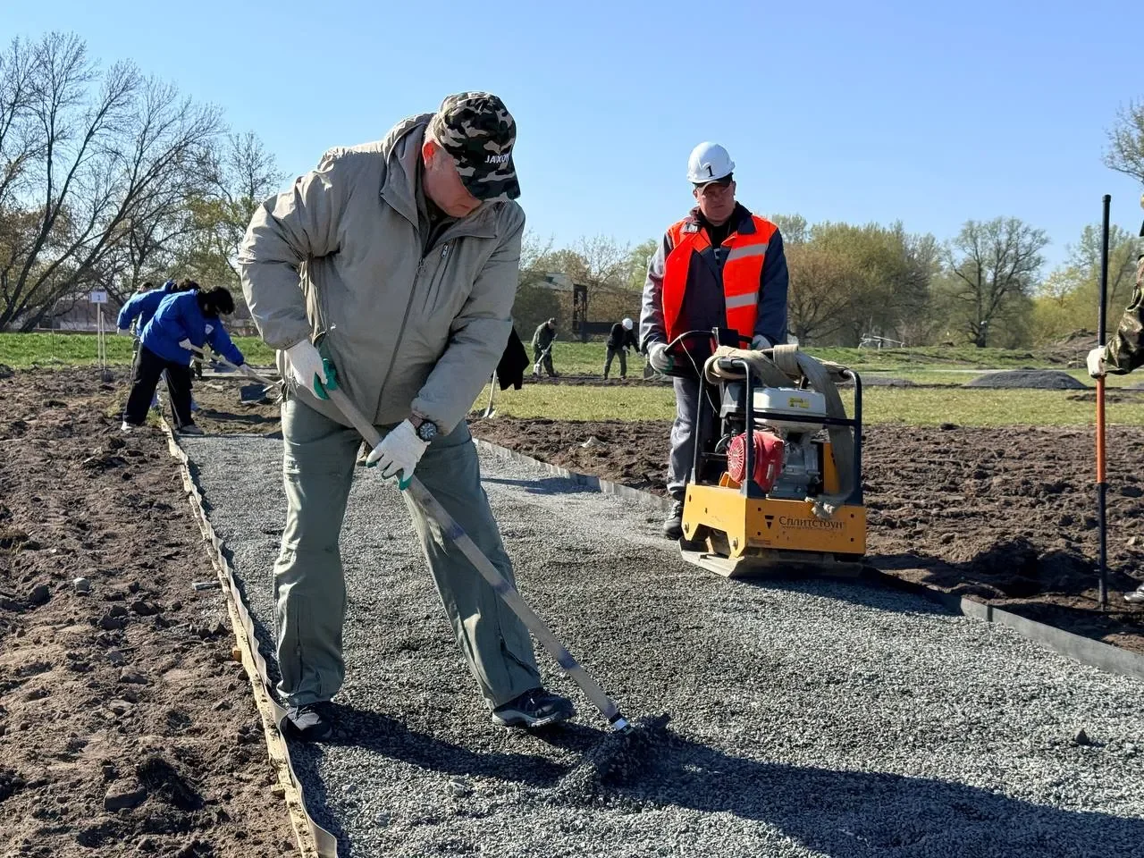 Брестчан вышли на республиканский субботник — фоторепортаж