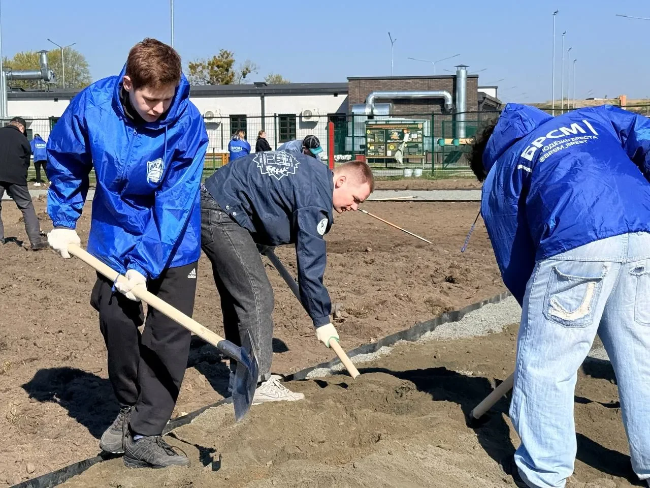 Брестчан вышли на республиканский субботник — фоторепортаж
