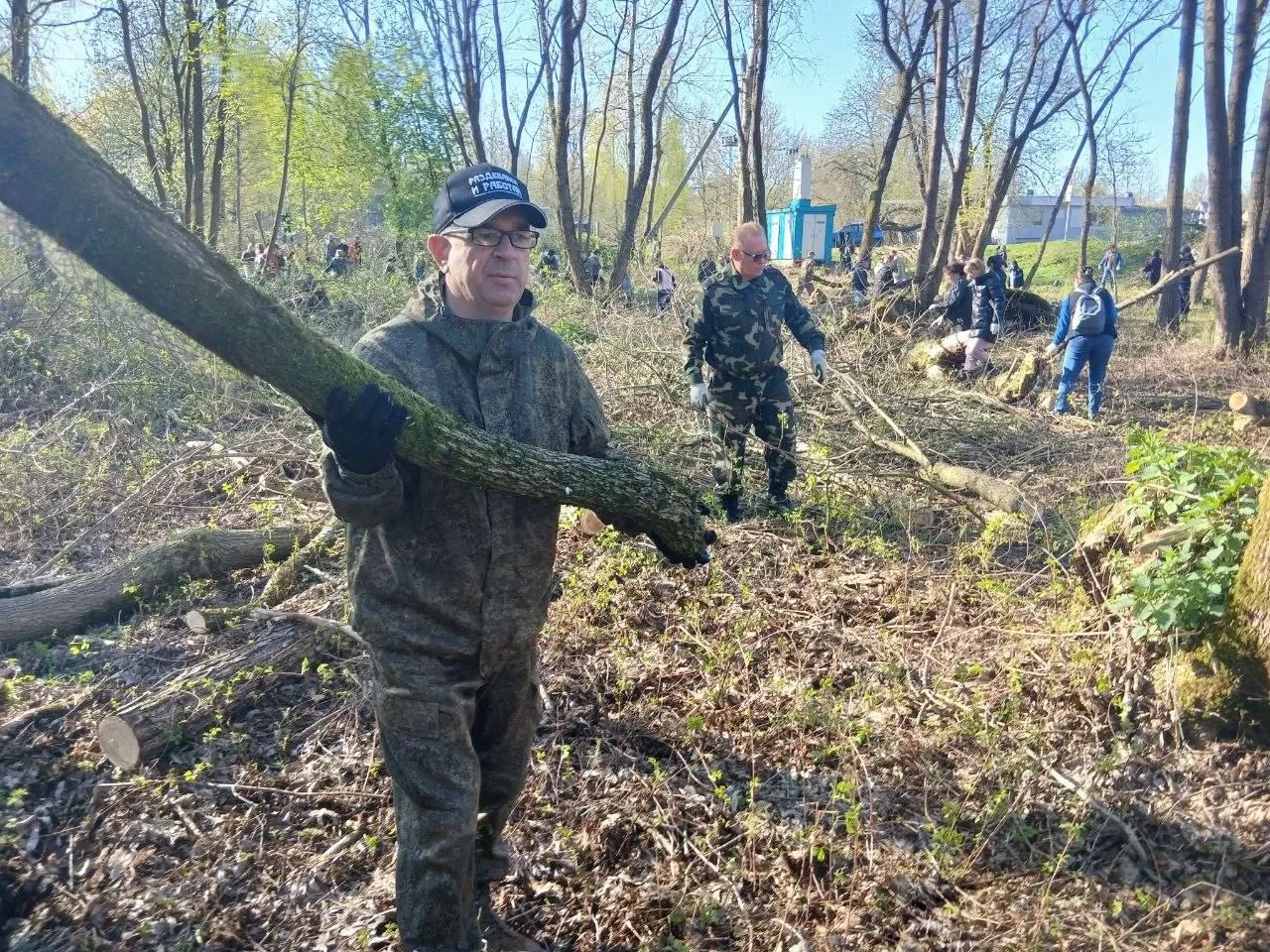 Брестчан вышли на республиканский субботник — фоторепортаж