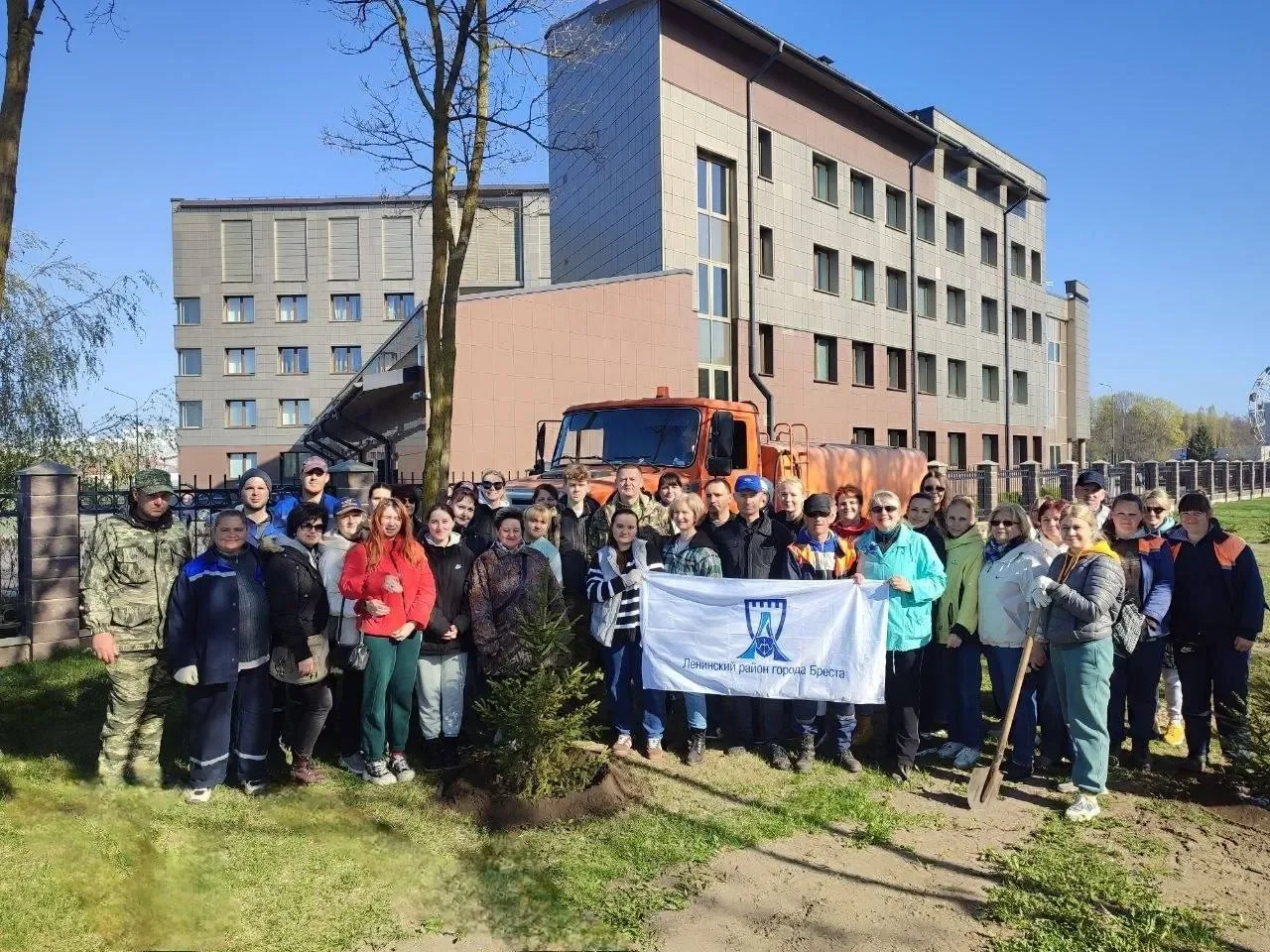 Брестчан вышли на республиканский субботник — фоторепортаж