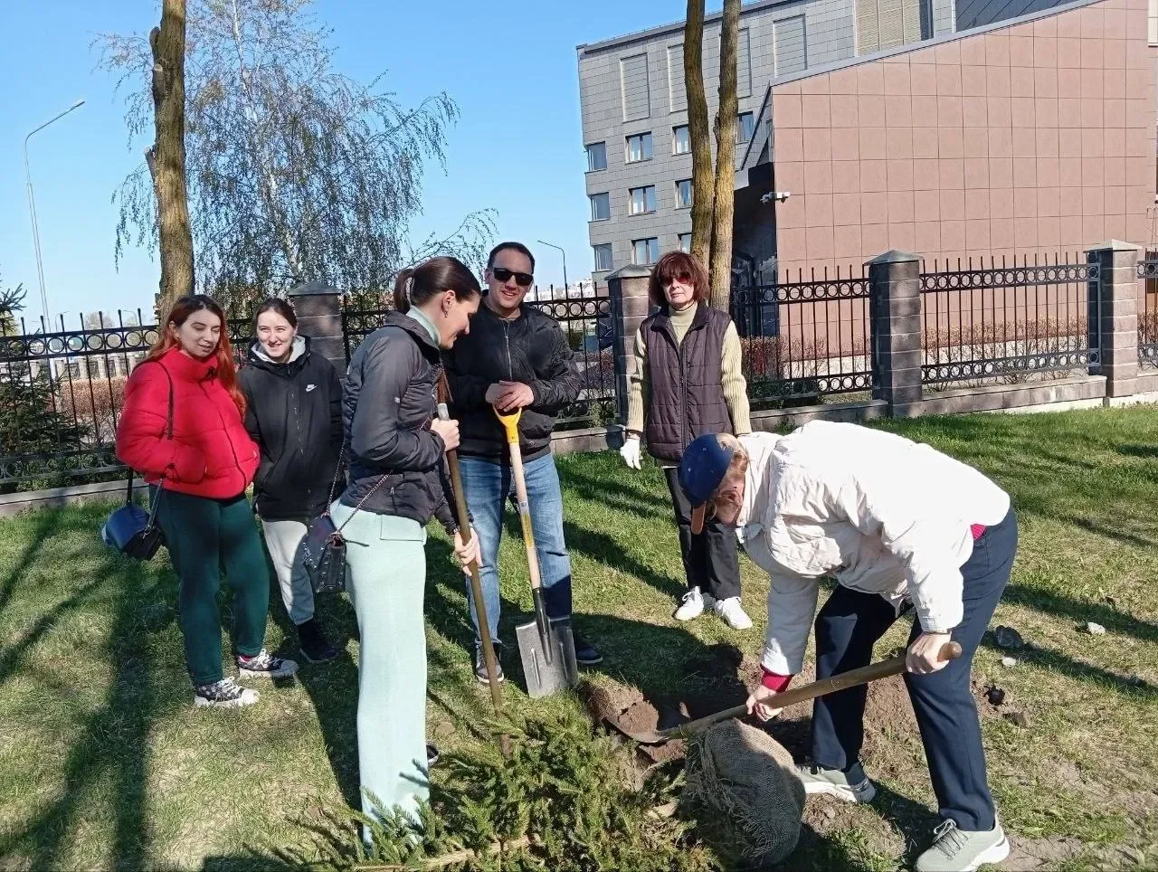 Брестчан вышли на республиканский субботник — фоторепортаж