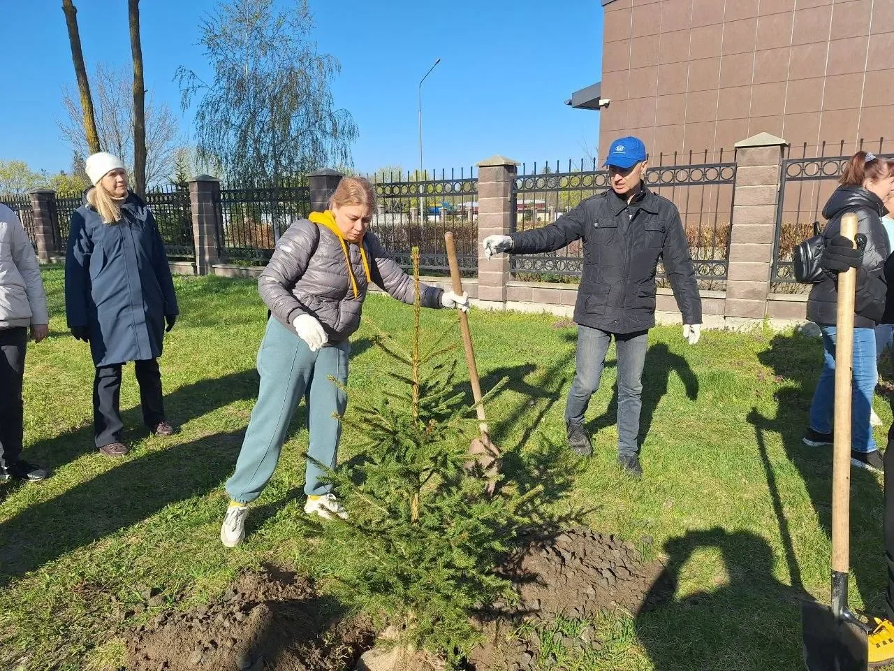 Брестчан вышли на республиканский субботник — фоторепортаж
