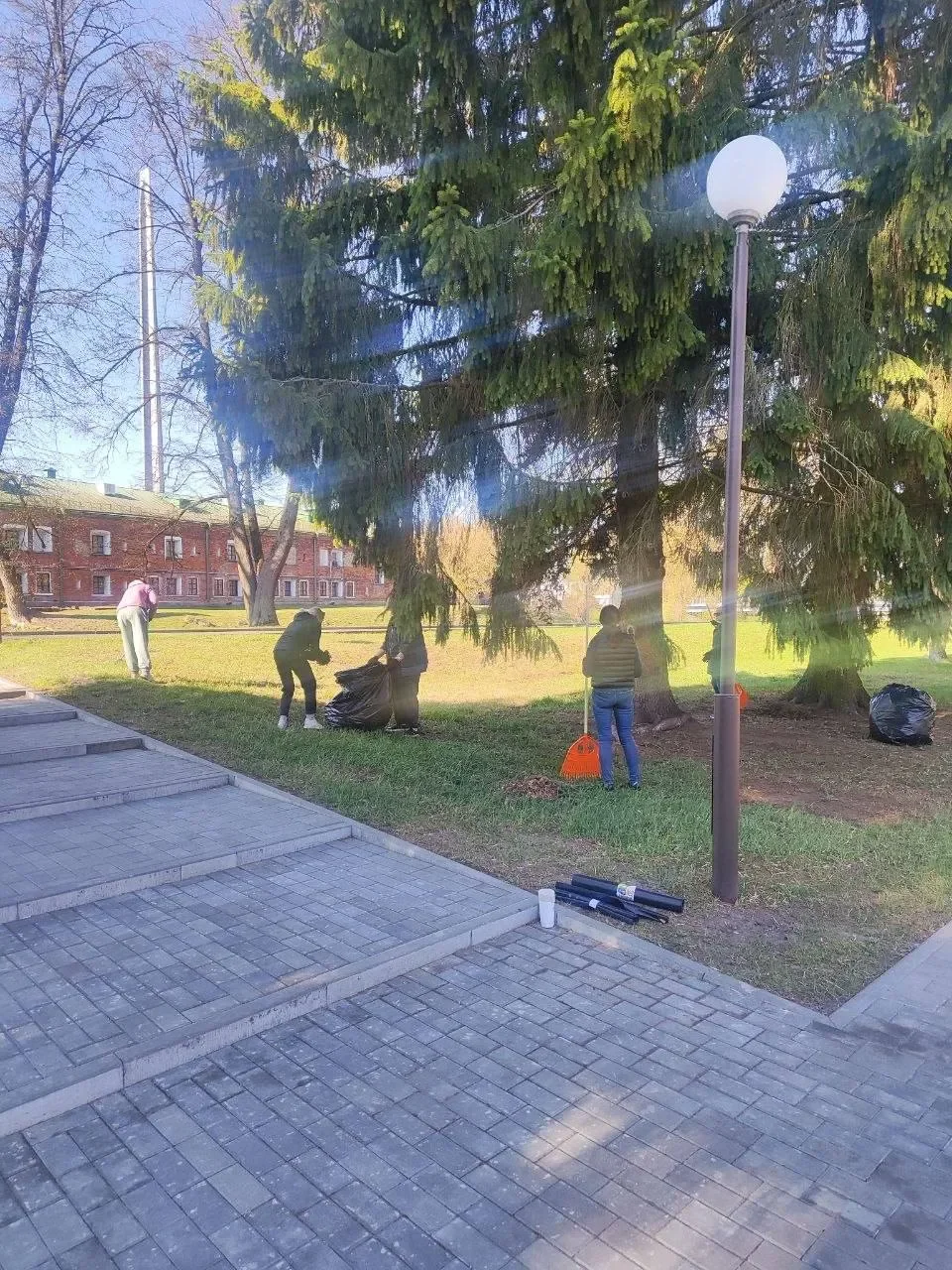 Брестчан вышли на республиканский субботник — фоторепортаж