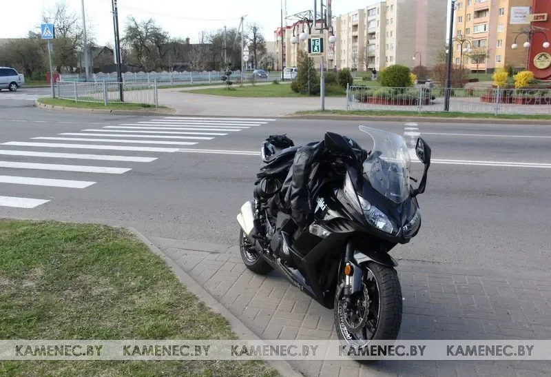 В Каменце возле РОВД упал мотоциклист из Бреста