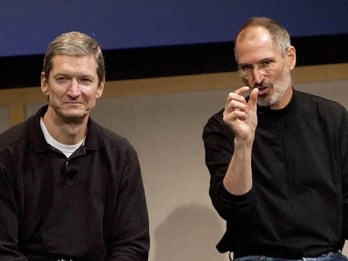 Тим Кук (слева) / Стив Джобс (справа)