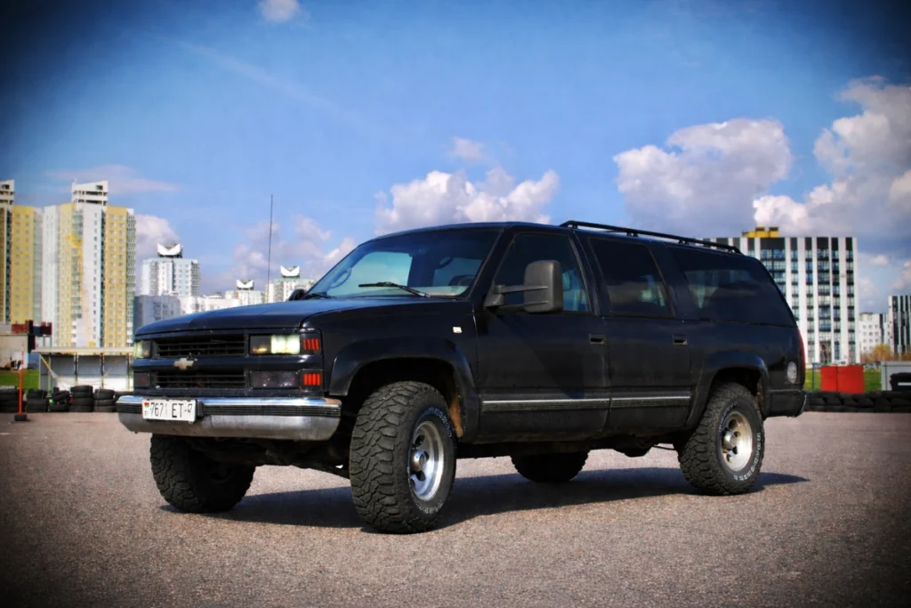 Белорус купил 30-летний Chevrolet Suburban — и его машина стала сниматься в сериалах