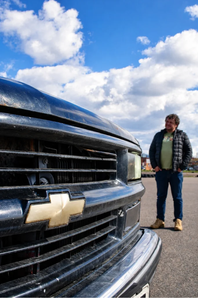 Белорус купил 30-летний Chevrolet Suburban — и его машина стала сниматься в сериалах