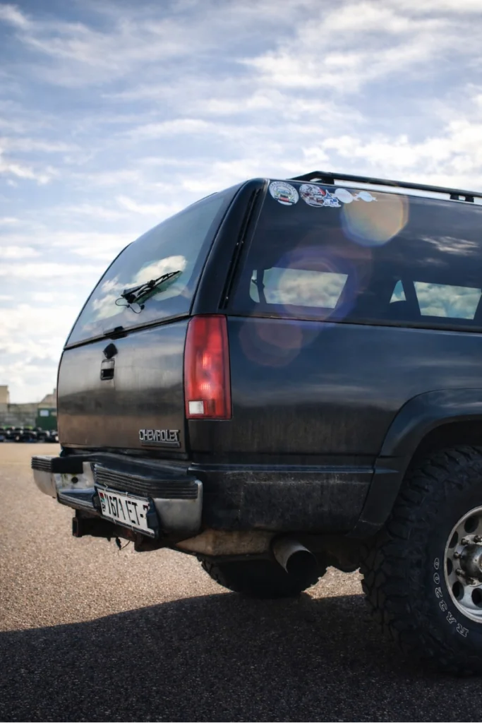 Белорус купил 30-летний Chevrolet Suburban — и его машина стала сниматься в сериалах