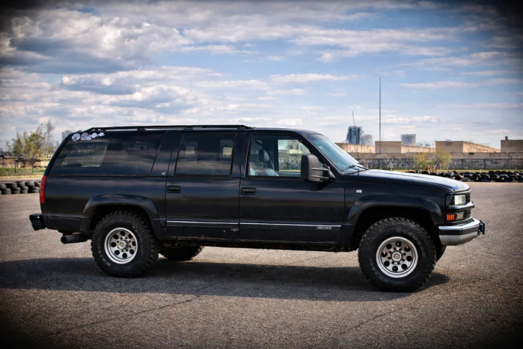 Белорус купил 30-летний Chevrolet Suburban — и его машина стала сниматься в сериалах