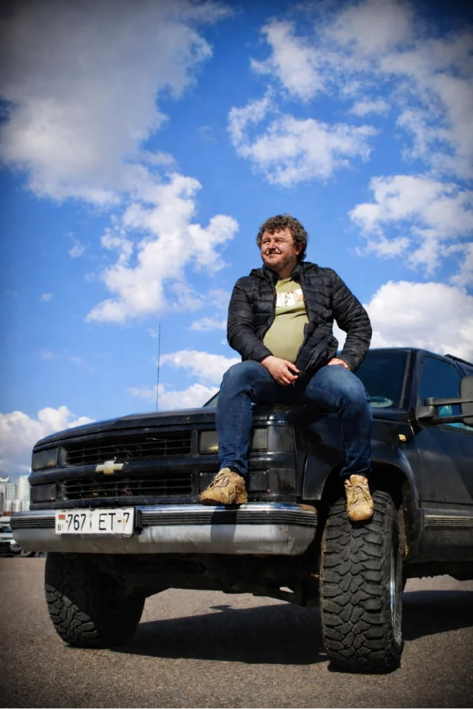 Белорус купил 30-летний Chevrolet Suburban — и его машина стала сниматься в сериалах